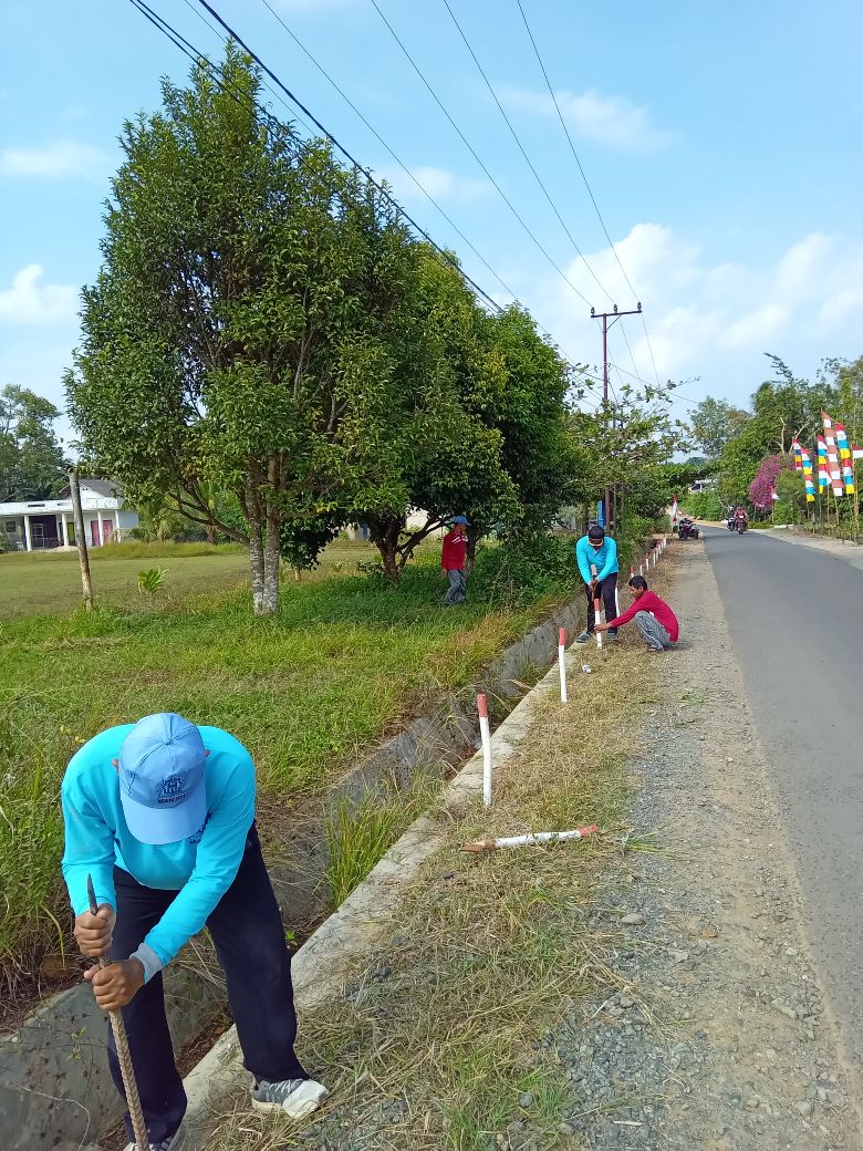Gotong royong LPM dan Perangkat desa 